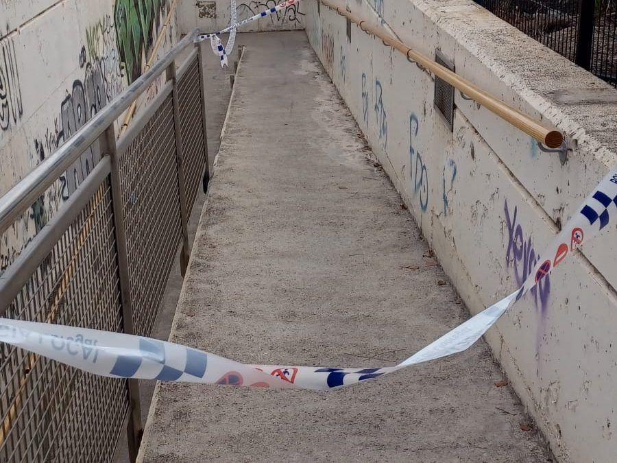Precintado el túnel de acceso al Carrefour por el robo de las barandillas.