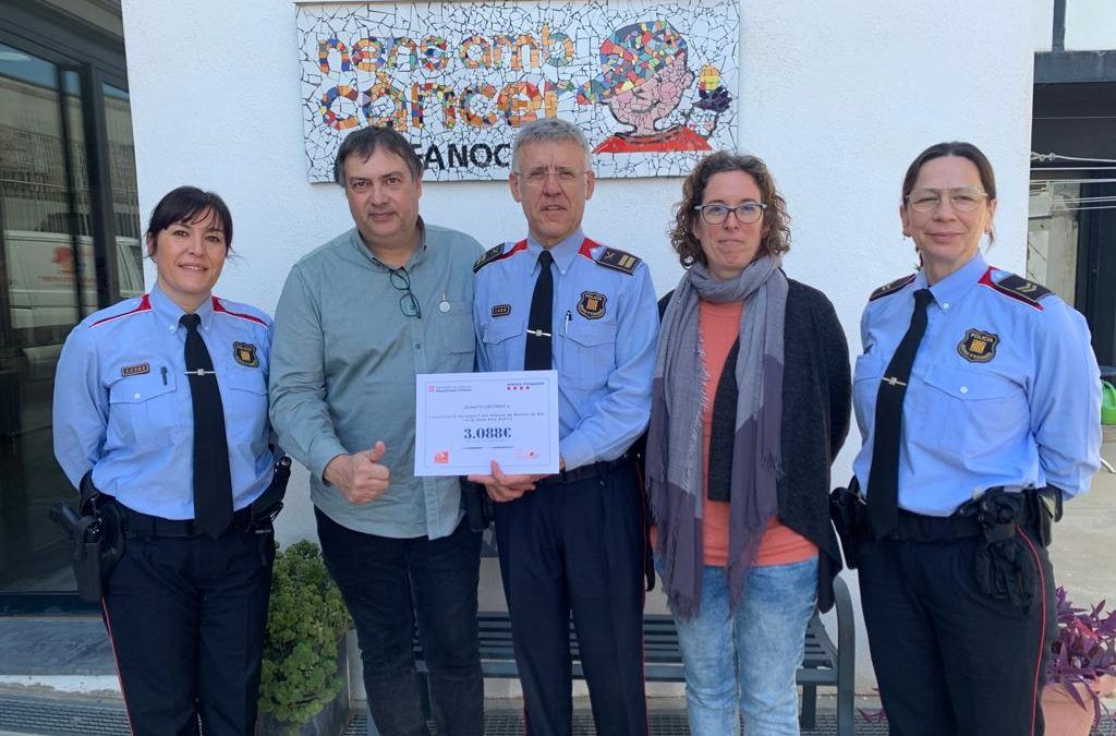 Els mossos col.laboren a la lluita contra el càncer infantil.