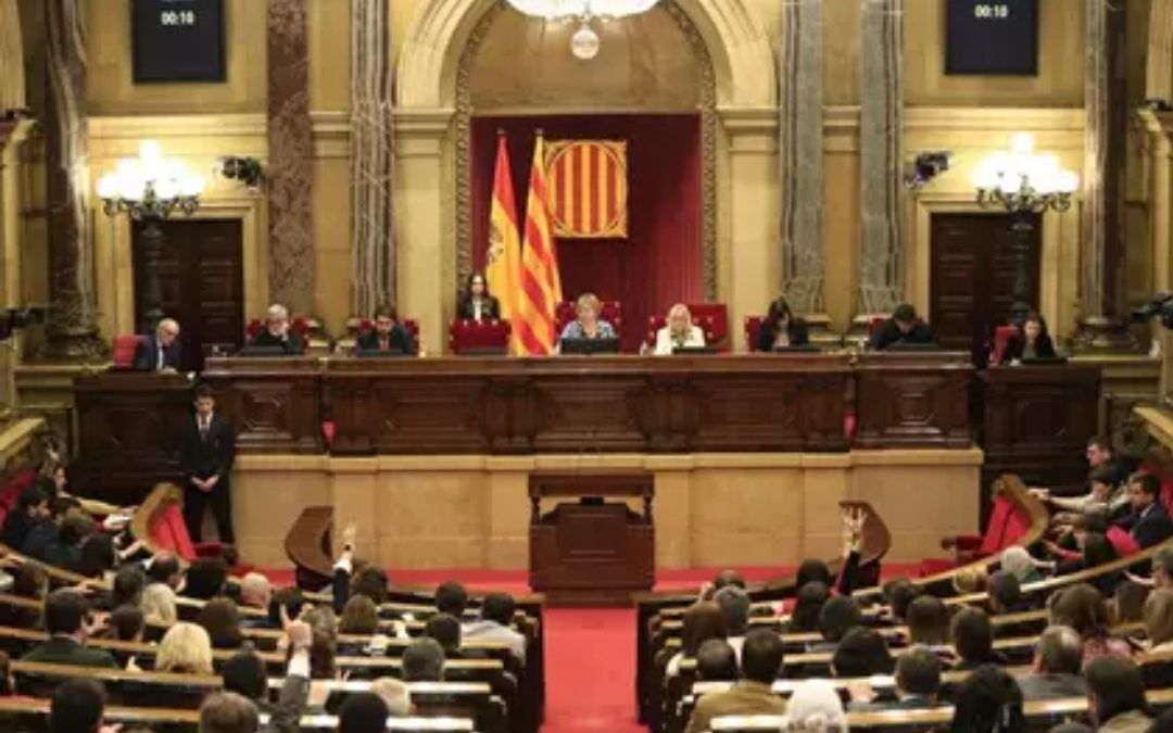 El Parlament rechaza ampliar el Aeropuerto de El Prat  con una pista sobre el mar.