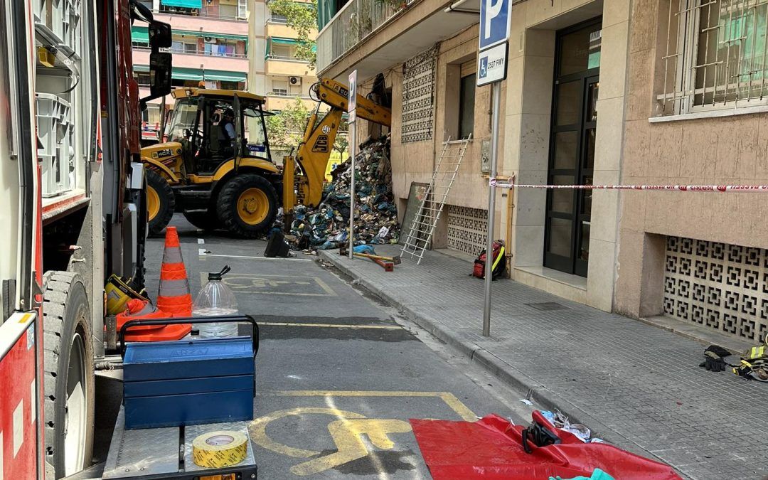 Desalojan una vivienda con toneladas de basura