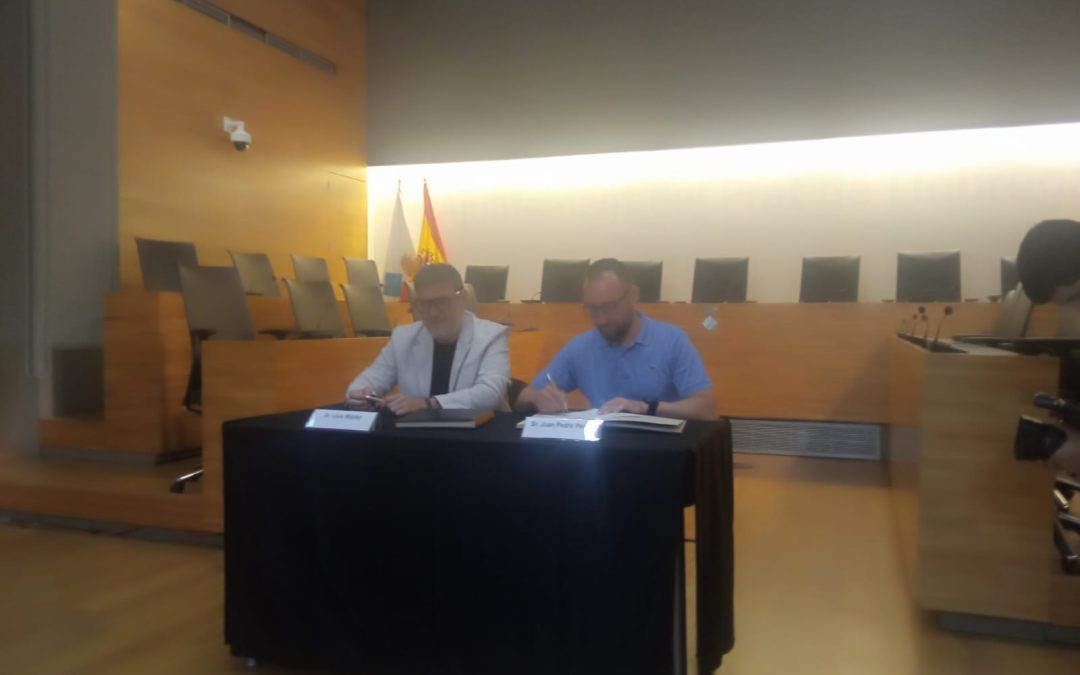 Lluís Mijoler i Juan Pedro Pérez signen l’acord de govern