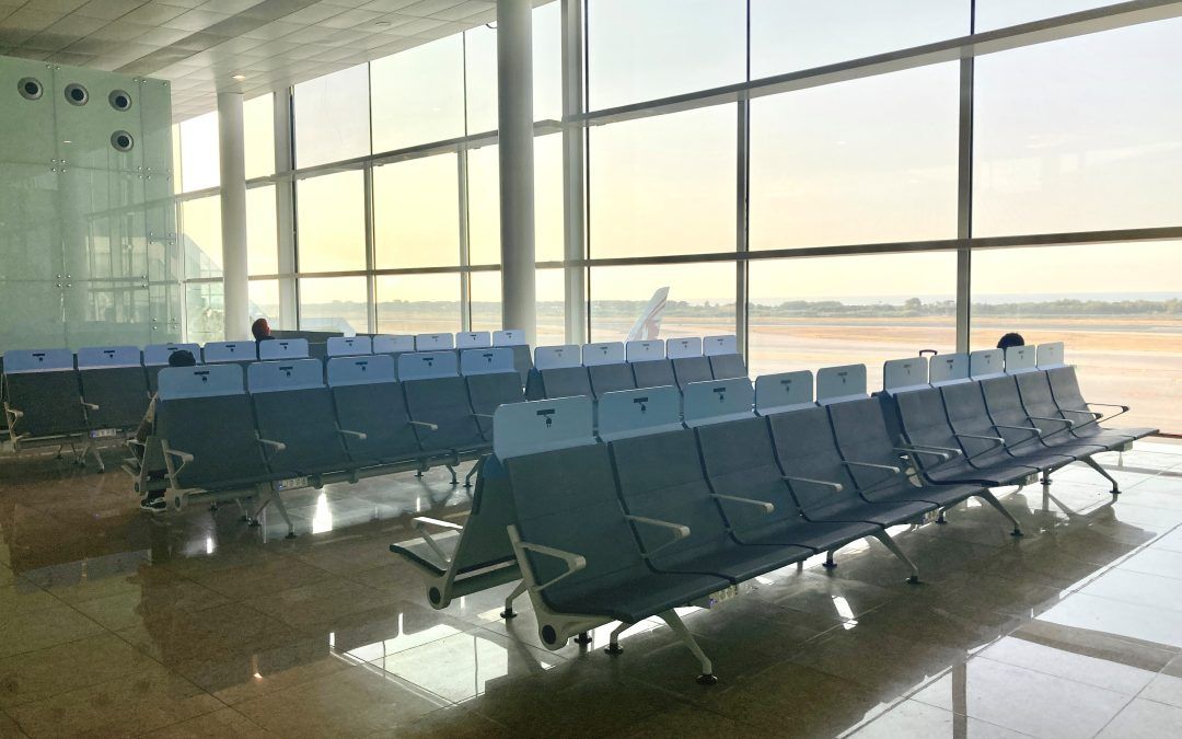 L’Aeroport  instal·la bancades amb punts de recàrrega per a dispositius electrònics a les terminals
