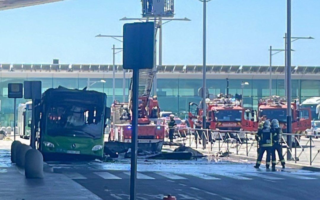 Aparatoso incendio de un autobús en la T-1 del Aeropuerto