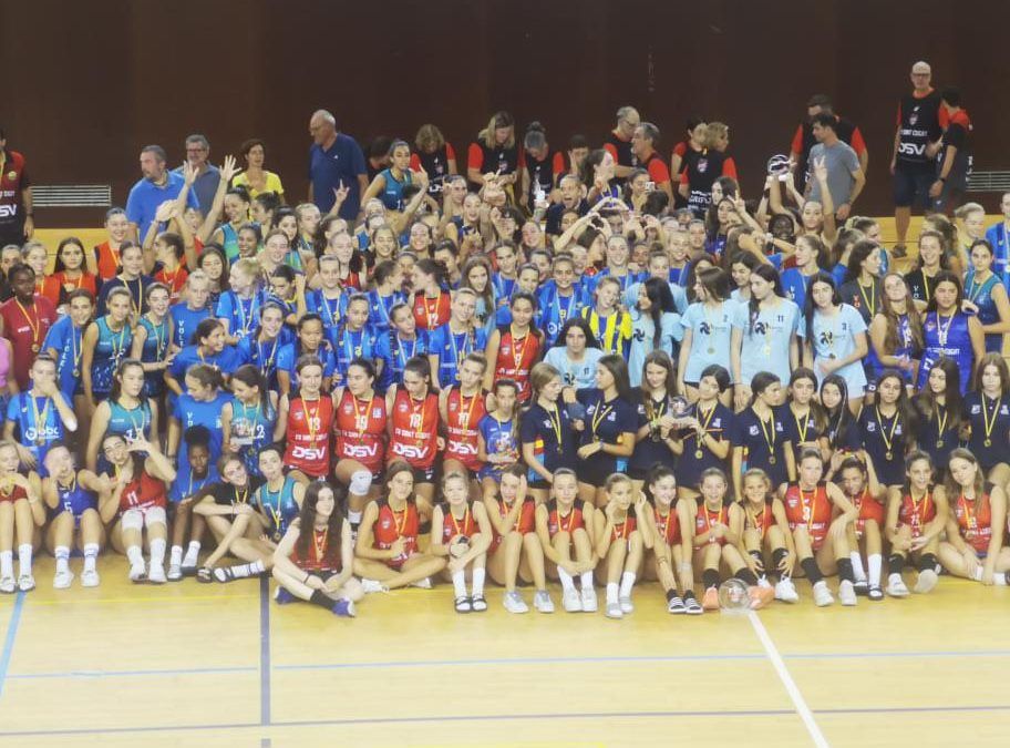El infantil femenino del Vikings , subcampeonas del torneo internacional de Sant Cugat