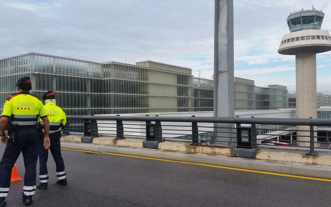 Els Mossos d’Esquadra intensifiquen els controls sobre els taxis il·legals a l’aeroport del Prat