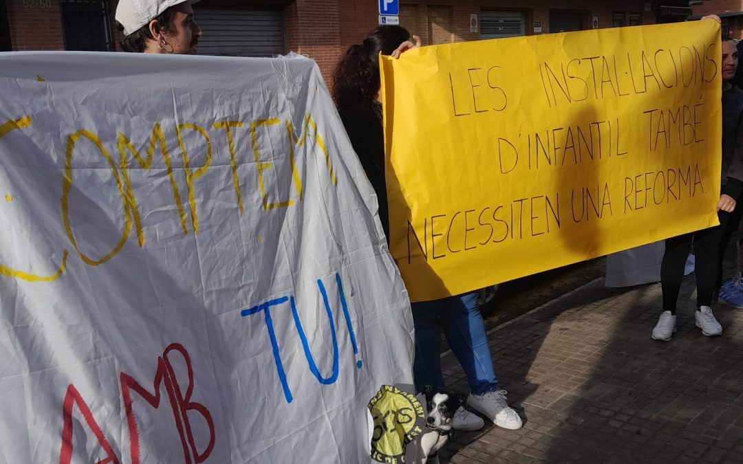 Protestas en la inauguración de las obras de la escuela Pepa Colomer