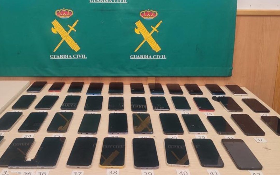 La Guardia Civil Intercepta en el aeropuerto una maleta con 42 móviles robados.