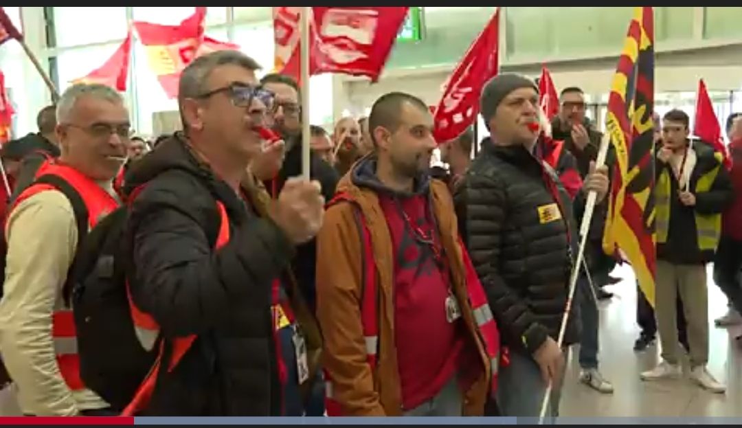 Comienza la huelga de los trabajadores de handling de Iberia