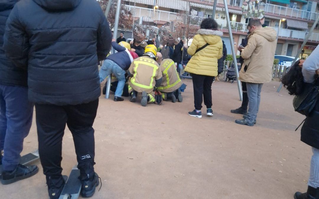 Los bomberos rescatan a dos niñas atrapadas en un columpio