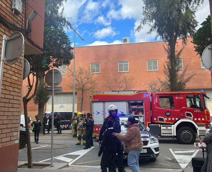 Incendio sin heridos en la Avenida Apel.les mestres