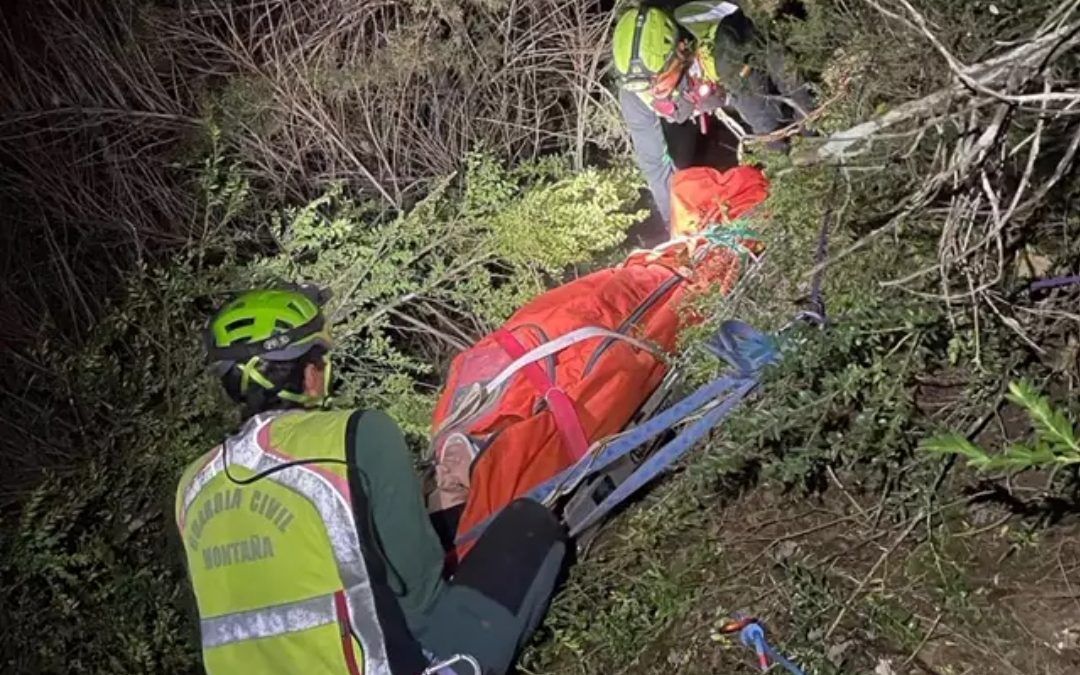 Rescatan a un menor que había caído en una peña