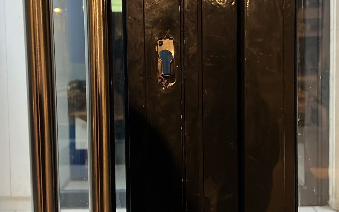 Los servicios de emergencia rescatan a una señora que se había encerrado en el BBVA