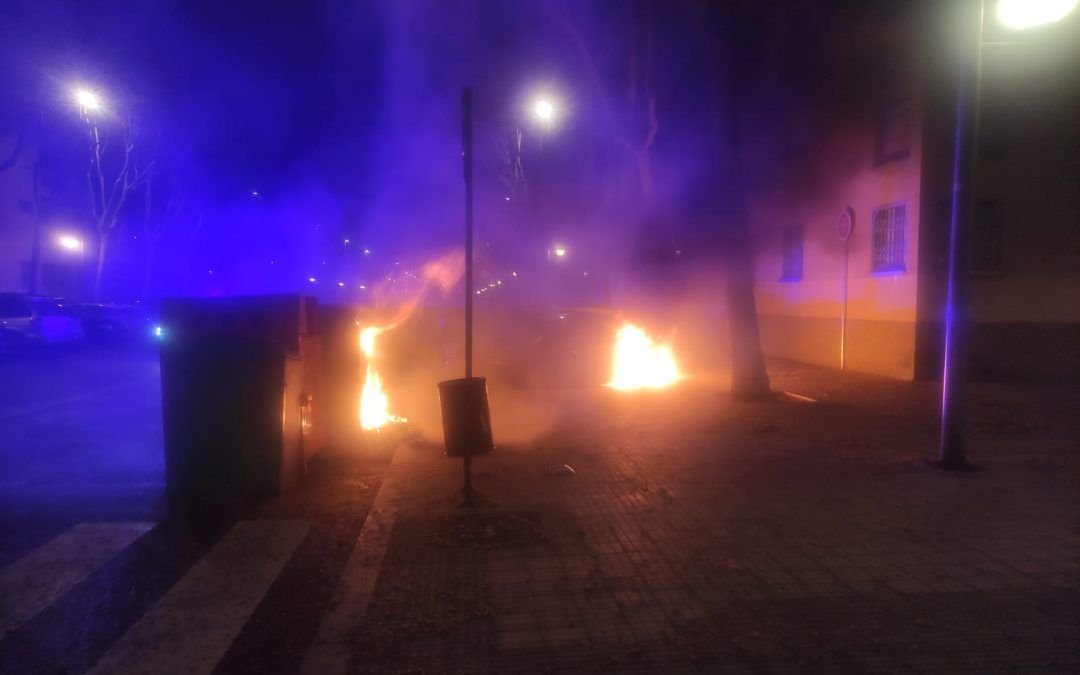 Incendian un automóvil y un contenedor de basura