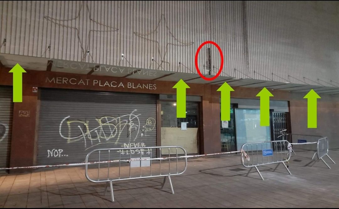 Desprendimiento de fachada en el antiguo mercado de la Plaza Blanes