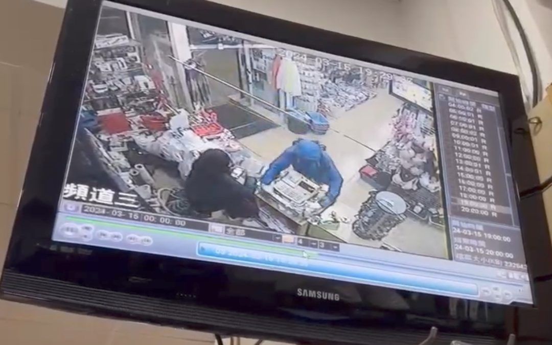 Roba la caja registradora de un bazar