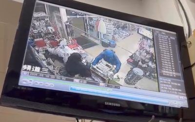 Roba la caja registradora de un bazar