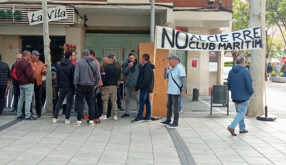 Los socios del Club Marítimo volvieron a protestar ante en pleno municipal