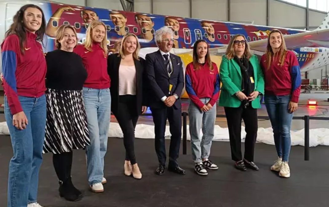 Un avión de Vueling dedicado a las jugadoras del Barça