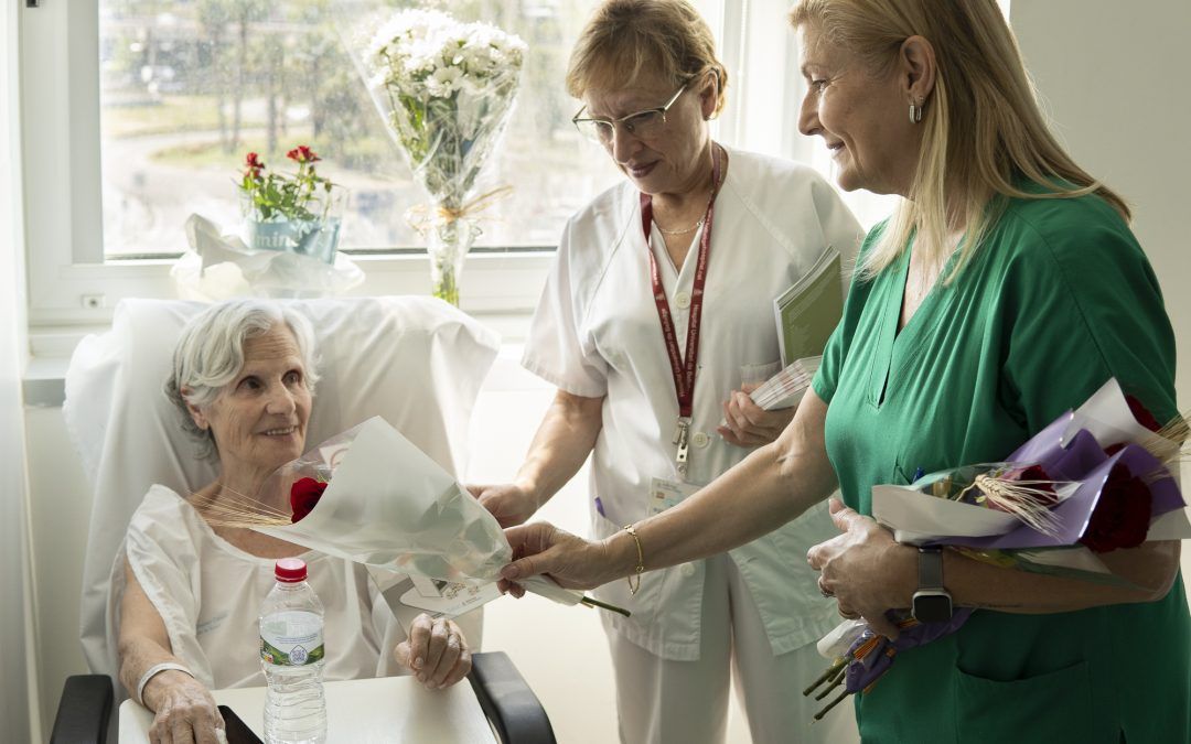 L’Hospital de Bellvitge celebra Sant Jordi amb roses per als pacients ingressats i el tercer conte col·laboratiu escrit per professionals del centre