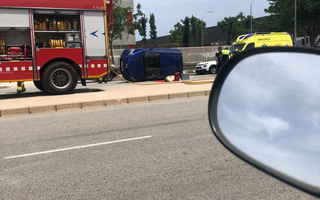 Automóvil volcado en el Polígono Industrial pratense