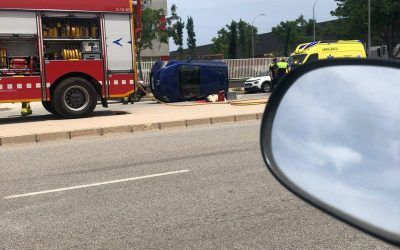 Automóvil volcado en el Polígono Industrial pratense