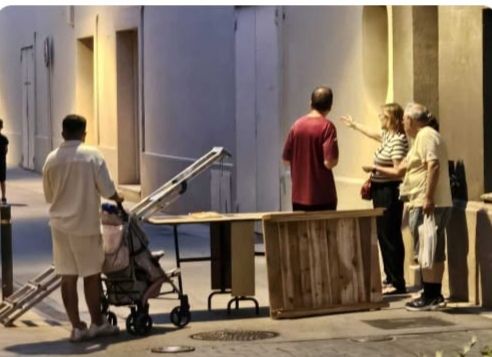 Instalan barricadas para intentar impedir el paso del correfoc de Sant Pere