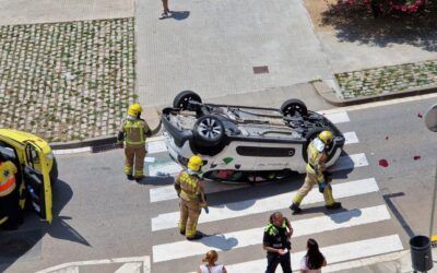 Aparatoso accidente sin heridos graves en La Avenida Pompeu Fabra