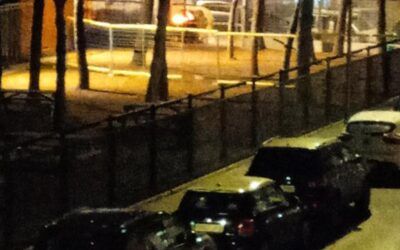 Los Bomberos sofocan un incendio en un contenedor en la Avenida Pompeu Fabra