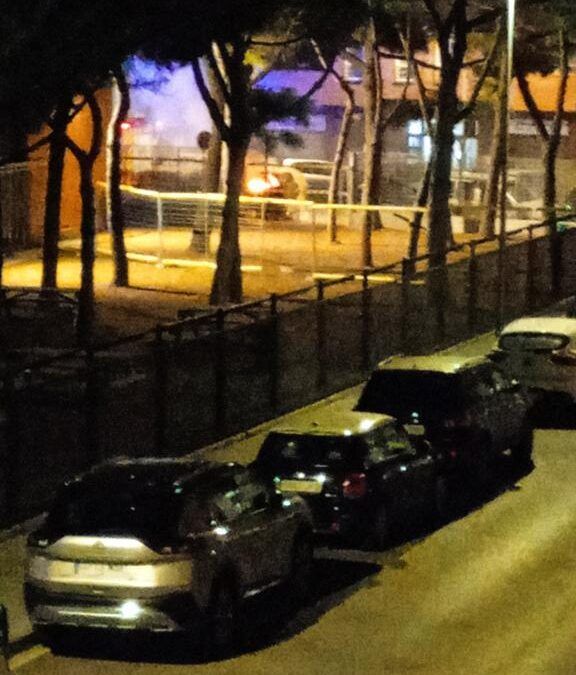 Los Bomberos sofocan un incendio en un contenedor en la Avenida Pompeu Fabra