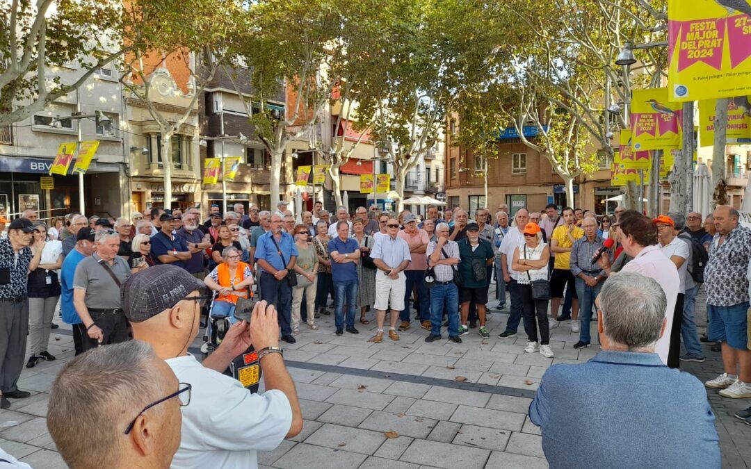 Protesta a la plaça de la Vila contra les Zones de Baixes Emissions al Prat