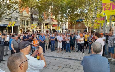 Protesta a la plaça de la Vila contra les Zones de Baixes Emissions al Prat