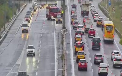 Incendi d’un vehicle talla dos carrils de la C-31 entre Viladecans i El Prat de Llobregat
