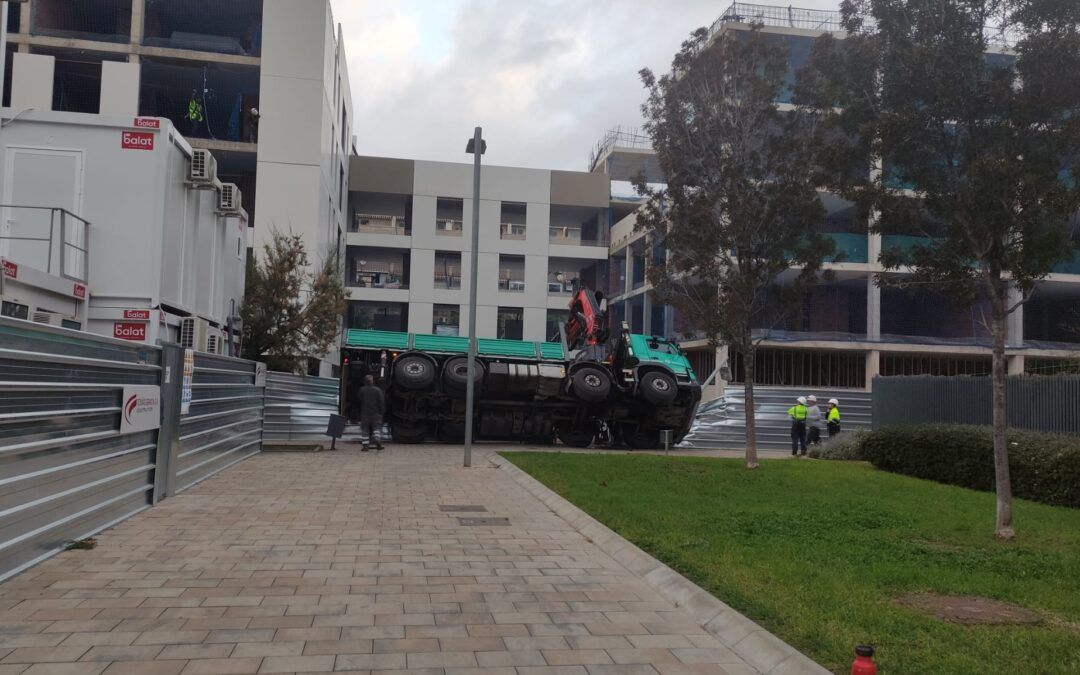 Un camió de construcció bolca al carrer Jaume Codina