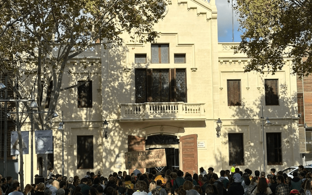 El lleure no funciona si l’Ajuntament no col.labora: protesta de tres entitats de lleure a la plaça de la Vila