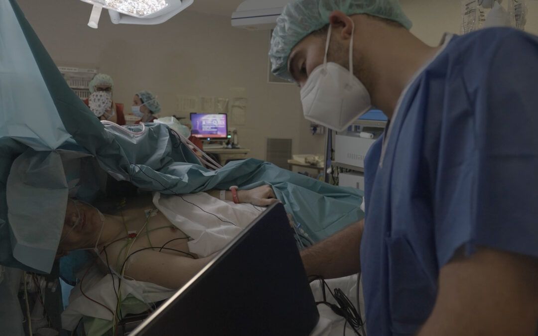 Cirurgians de Bellvitge aconsegueixen operar un tumor cerebral sense afectar l’habilitat de jugar a escacs