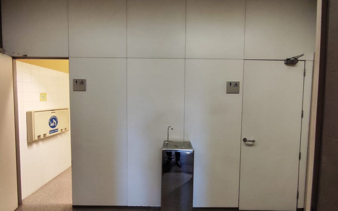 Esquerra Republicana impulsa la millora d’accessibilitat als lavabos de l’Ajuntament del Prat