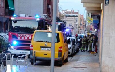 Incendi en un edifici del carrer Penedès del Prat sense afectats