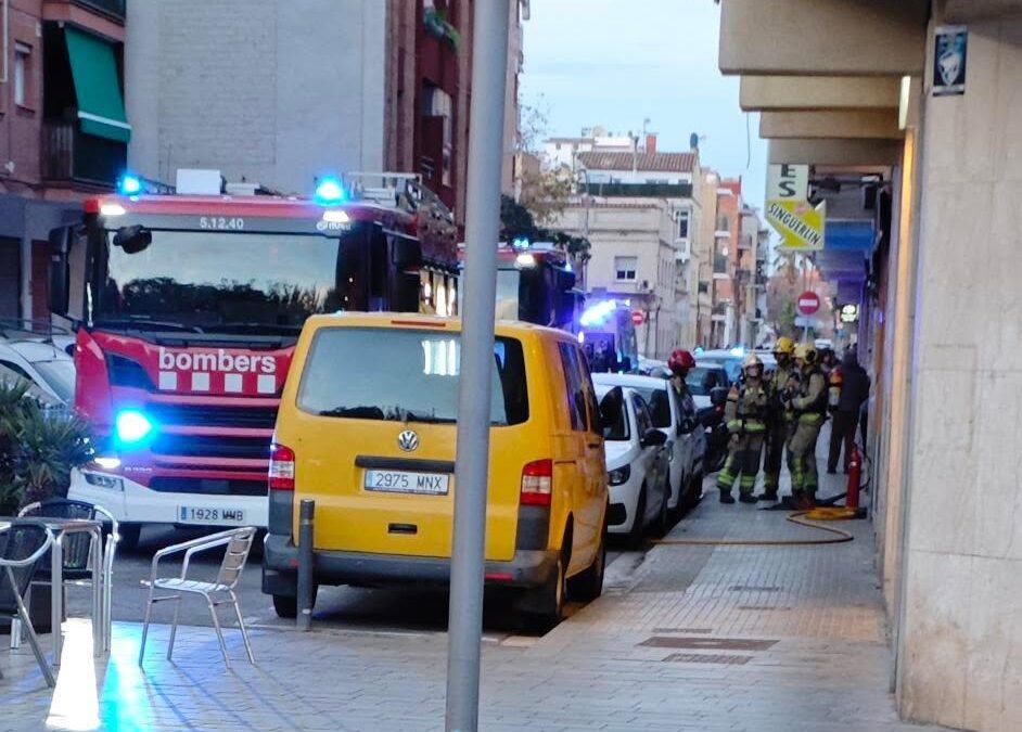 Incendi en un edifici del carrer Penedès del Prat sense afectats