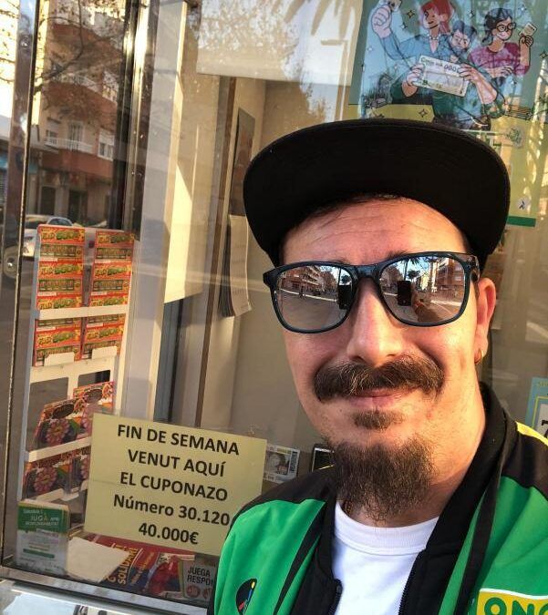 Paco reparteix sort al Prat amb el Cuponazo de l’ONCE