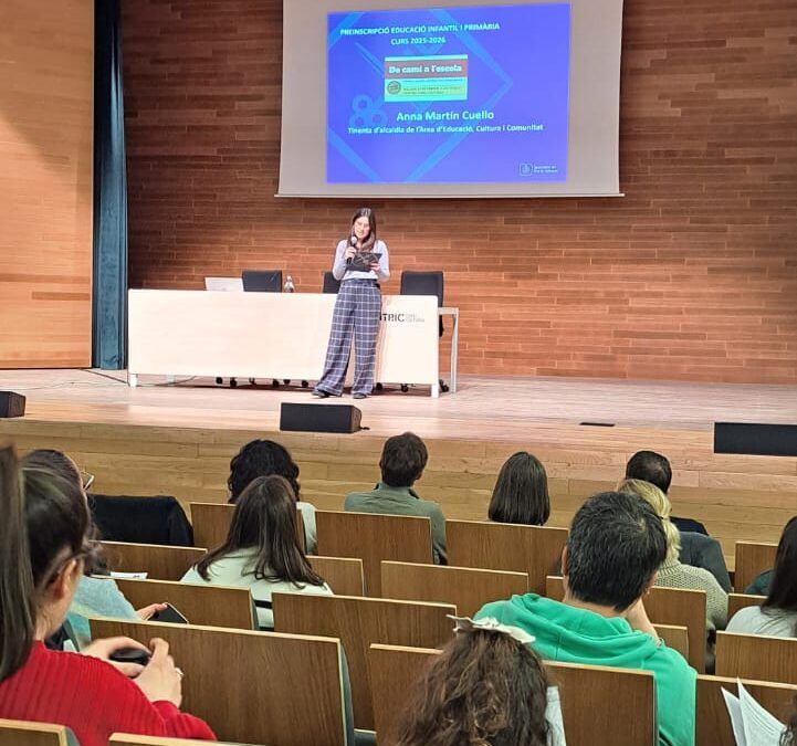 Les famílies del Prat es preparen per al nou curs amb la sessió informativa «De camí a l’escola»