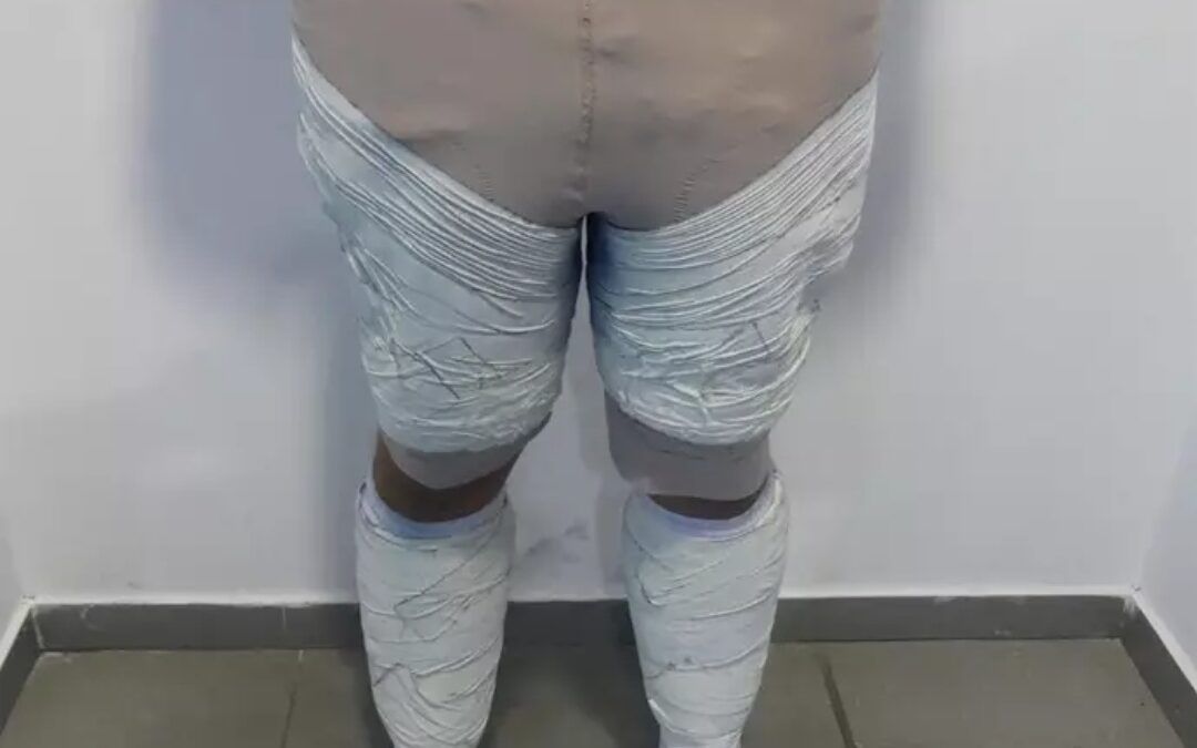 Detingut a l’aeroport  amb més de dos quilos de cocaïna enganxats al cos