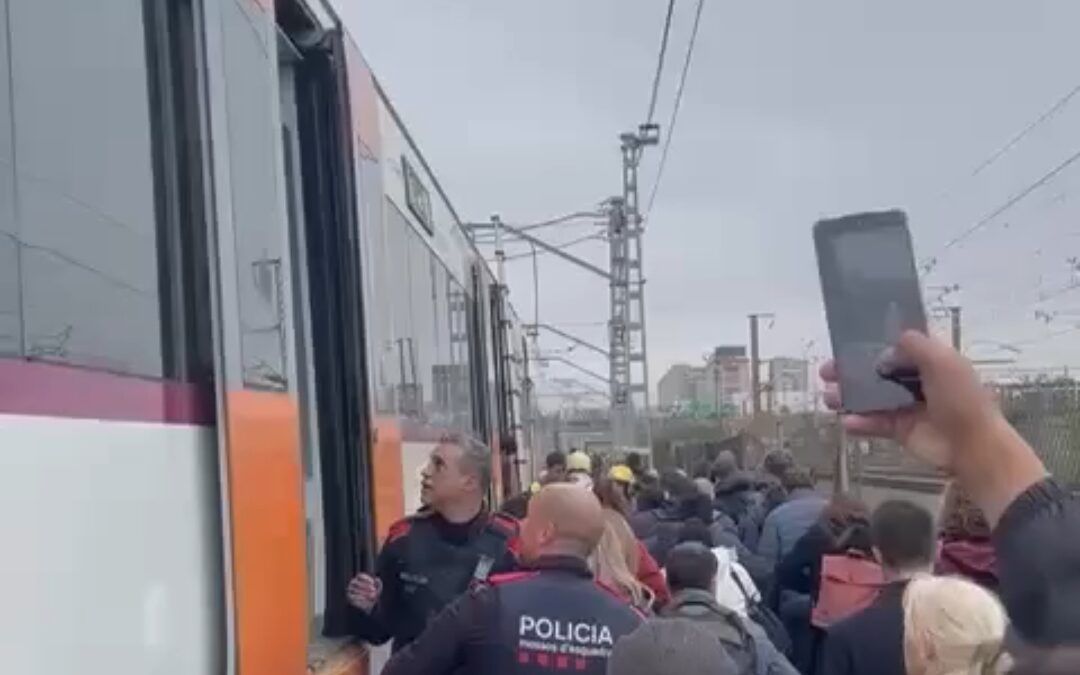 Incendi en un supermercat i incidències ferroviàries marquen la jornada al Prat de Llobregat