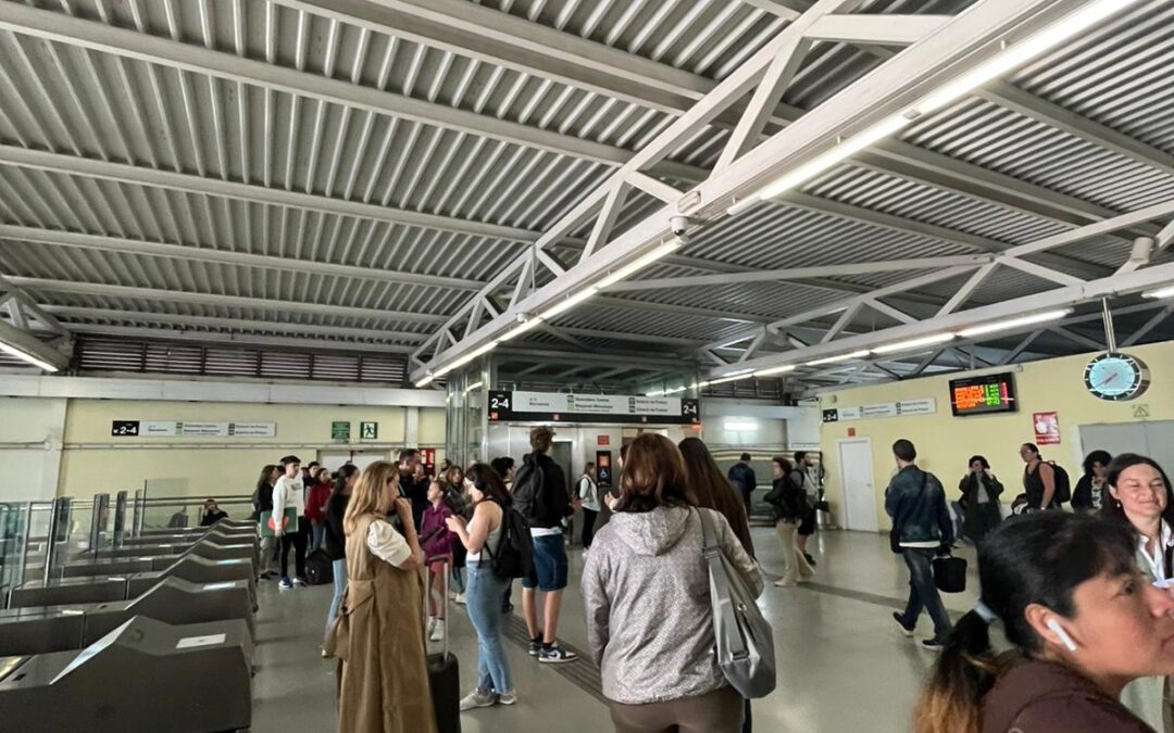 Nuevo caos en la estación de Renfe del Prat: los usuarios denuncian desinformación y barreras de accesibilidad