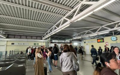 Nuevo caos en la estación de Renfe del Prat: los usuarios denuncian desinformación y barreras de accesibilidad