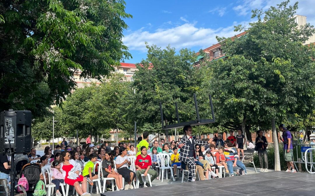 L’humor i el circ prenen el Jardí Joan Salvat Papasseit amb l’espectacle ‘ARRIBA!!!’
