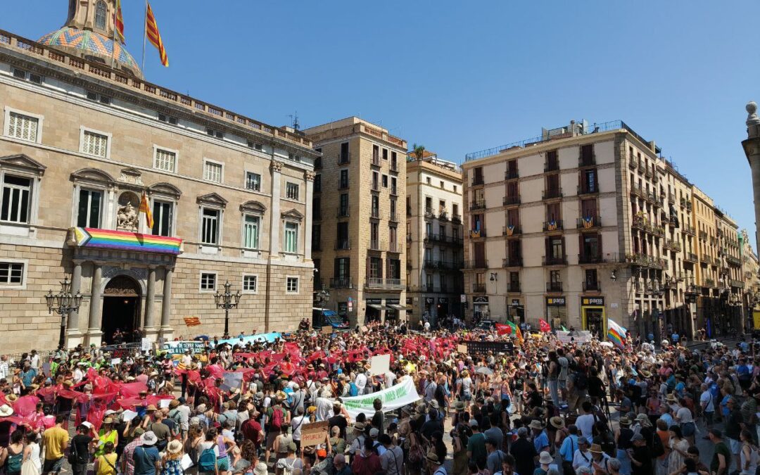 Milers de persones clamen a Barcelona contra l’ampliació de l’aeroport del Prat