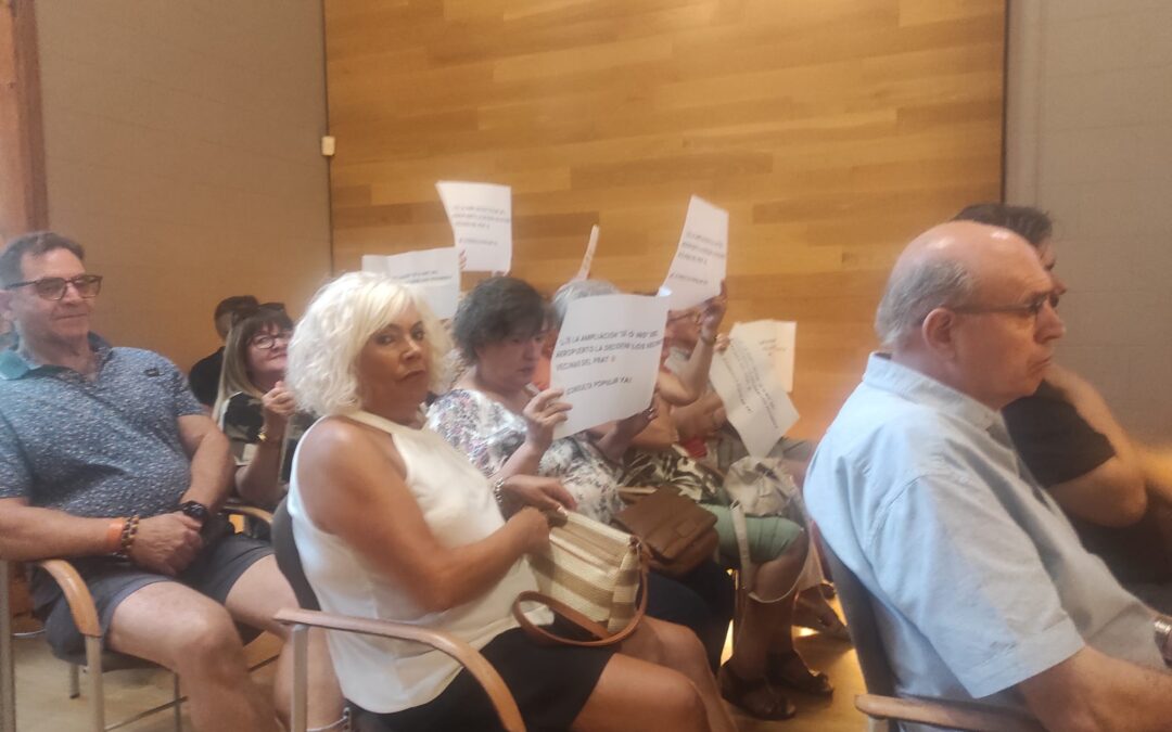 Un ple de mocions al Prat: acords inesperats, tensions polítiques i gestos que no passen desapercebuts