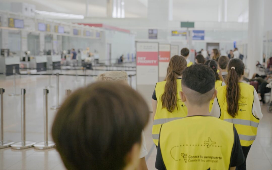 Més de 2.000 persones descobreixen els secrets de l’Aeroport del Prat en unes visites que desperten vocacions i somriures