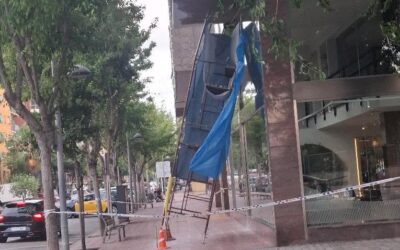 Un cop de vent fa caure una bastida a la façana de l’hotel Ciutat del Prat