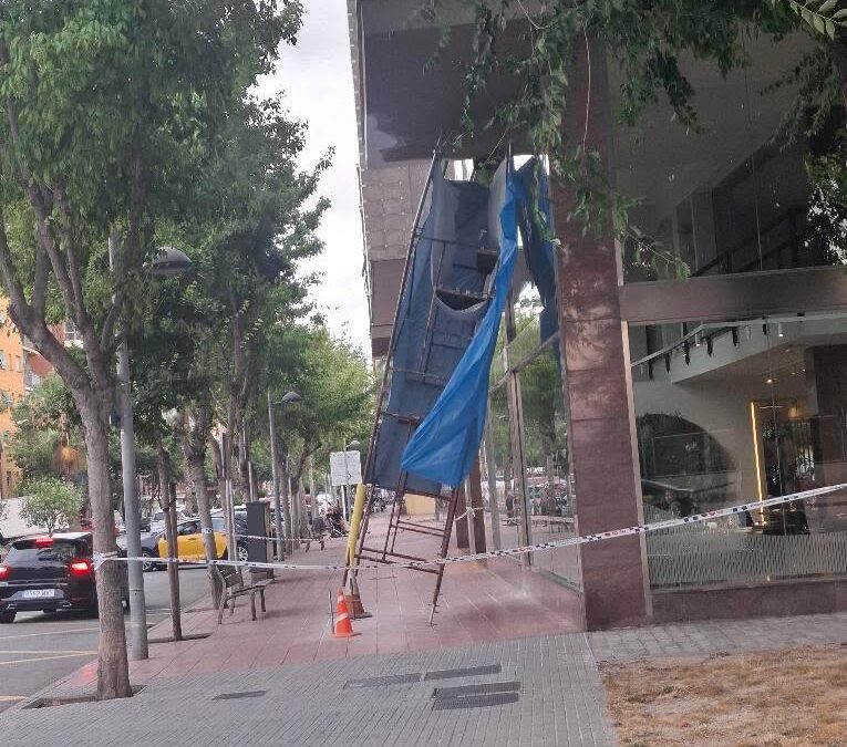 Un cop de vent fa caure una bastida a la façana de l’hotel Ciutat del Prat